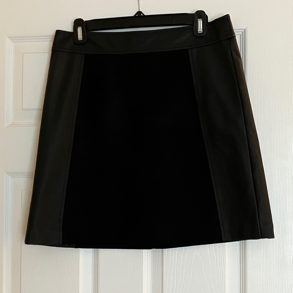 LOFT Black Faux Leather & Suede Mini Skirt Sz 6